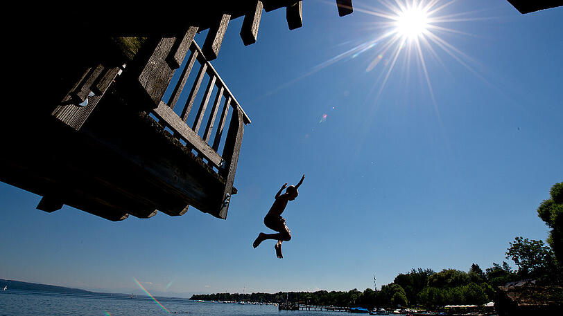Ein Bub hüpft vom Sprungturm im Strandbad von Utting &ndash; das ist auch diesen Sommer möglich, wenn Aufsichtspersonal vor Ort ist, erklärt Geschäftsleiter Florian Zarbo.