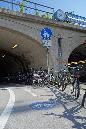 Als Radler hält man sich eher an die Verkehrszeichen auf dem Boden, die eine ungehinderte Durchfahrt ankündigen. Es kommt zu Konflikten.