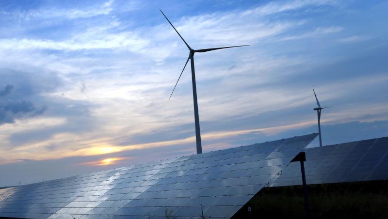 Abendhimmel spiegelt sich auf den Solarzellen einer vor Windrädern stehenden Solarkraftanlage. Foto: Karl-Josef Hildenbrand/Archivbild Abendhimmel spiegelt sich auf den Solarzellen einer vor Windrädern stehenden Solarkraftanlage. Foto: Karl-Josef Hildenbrand/Archivbild