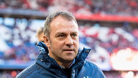 Trainer Hansi Flick vom FC Bayern München steht am Spielfeldrand. Foto: Matthias Balk/dpa/Archivbild