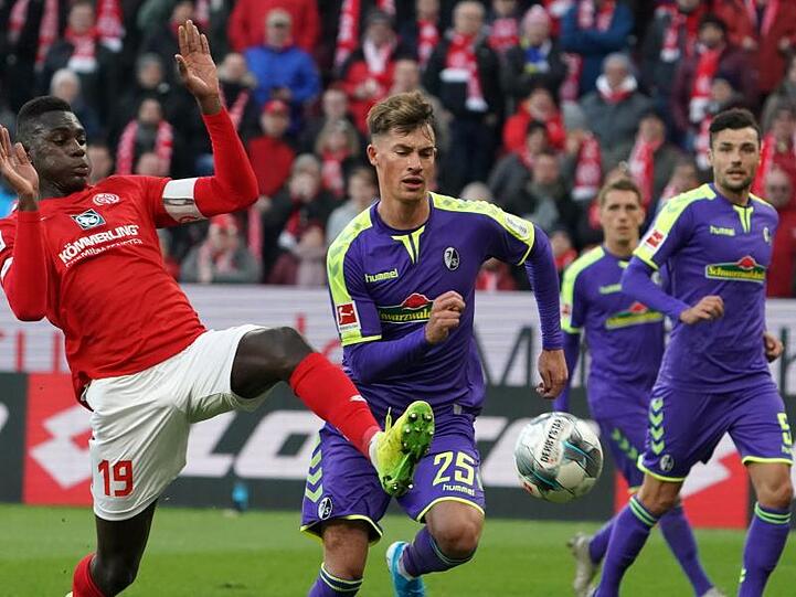 Robin Koch (M.). soll auf dem Wunschzettel von Benfica Lissabon stehen.