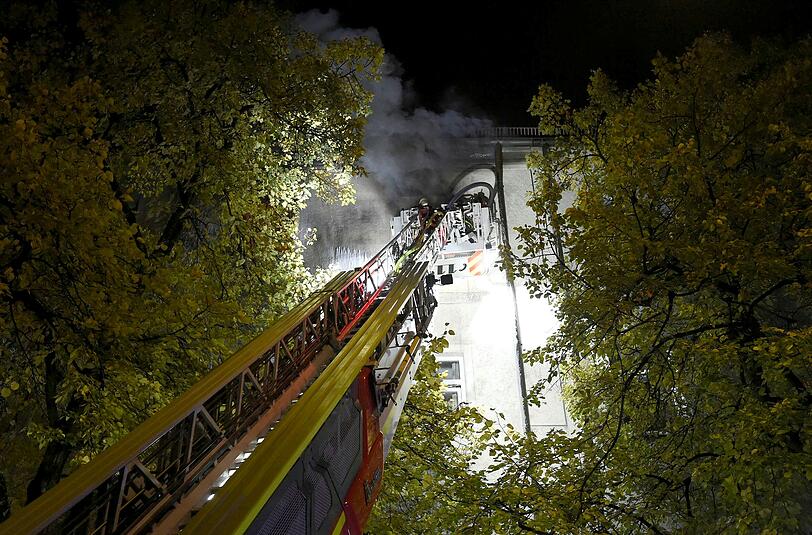 Bei einem Brand in einem Jugendwohnheim mussten am Freitagmorgen 300 Bewohner evakuiert werden. Vier Jugendliche mussten in ein Krankenhaus gebracht werden.