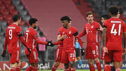 Durch einen abgefälschten Schuss von Kingsley Coman (M) erhöhte Bayern nach der Pause auf 2:0.