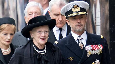 Königin Margrethe II. von Dänemark mit ihrem Sohn Kronprinz Frederik beim Staatsbegräbnis der Queen in London.
