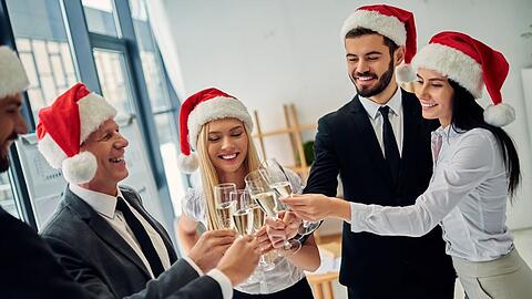 Bei einer Weihnachtsfeier mit Arbeitskollegen ist das richtige Verhalten zu Tisch besonders wichtig.