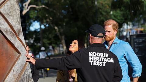 Das Paar lie&szlig; sich in Australien in die Kultur Ureinwohner einf&uuml;hren.