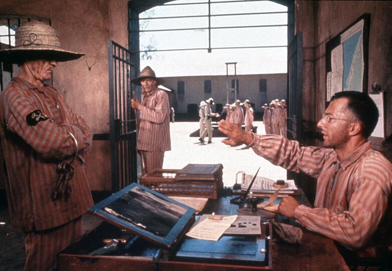 Der verurteilte Betr&uuml;ger Louis Dega (Dustin Hoffman, rechts) hat sich mit den Haftbedingungen in der Strafkolonie arrangiert.
