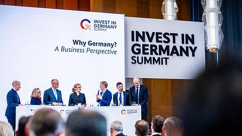 Nach Regierungsangaben nahmen rund 200 internationale und deutsche Vorstandschefs teil.