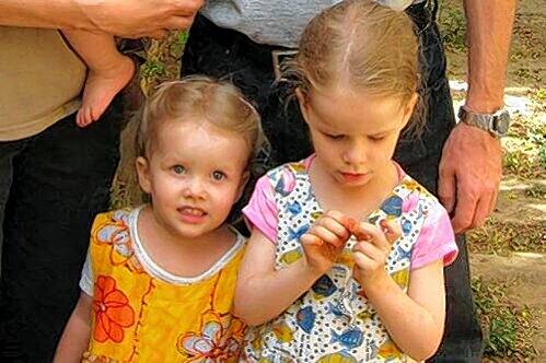 Wurden gestern zurück in ihre Heimat geflogen: Die Schwestern Anna (l.) und Lydia