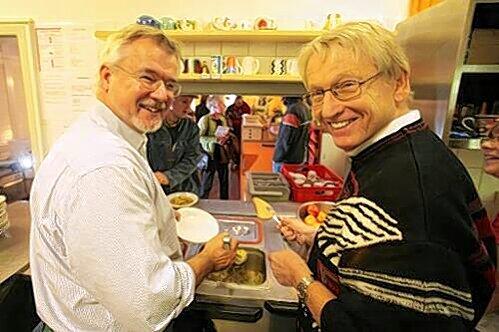 Packten in der Wärmestube mit an: Regionalbischof Stefan Ark Nitsche und Diakonie-Chef Ludwig Markert (rechts).