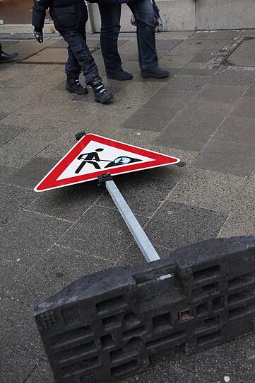 Was draußen nicht niet- und nagelfest war, wehte weg oder fiel zumindest um - wie dieses Straßenschild...