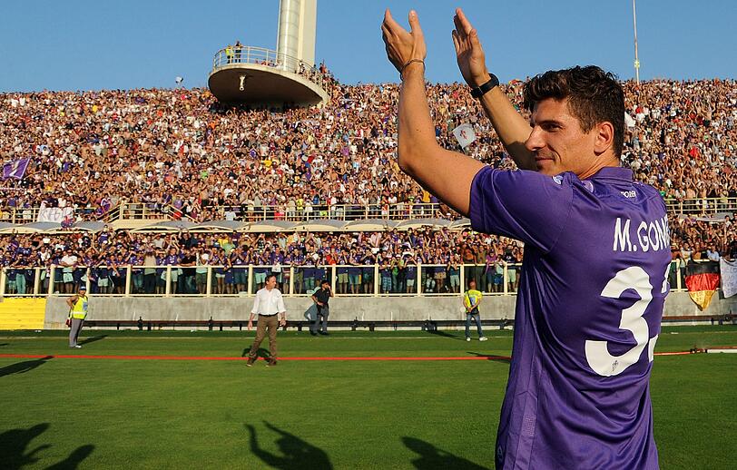 Mario-Mania in Florenz! Am Montag wurde Mario Gomez als neuer Angreifer des AC Florenz vorgestellt. Viele Tausend Fans der Violetten feierten die Ankunft des Stürmers im Stadion. Sehen Sie hier die Bilder!