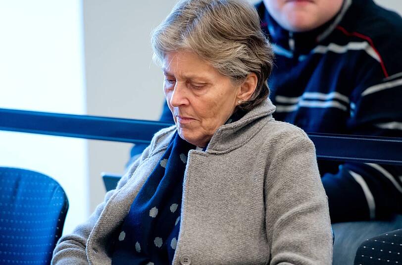 Die Ehefrau: Den Blick nach unten gerichtet sitzt Susi Hoeneß hinter ihrem Mann.