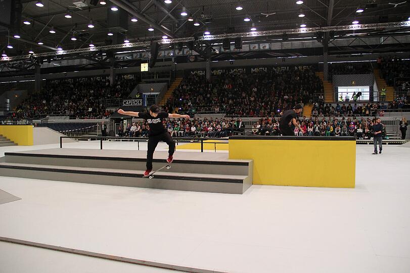 Contest-Teilnehmer üben in der Olympia-Eissporthalle.