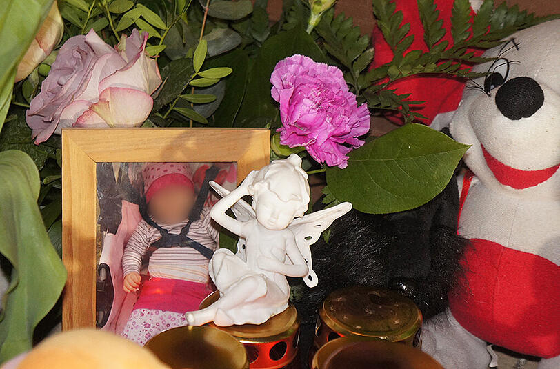 Kerzen, Blumen und ein Foto erinnern an die kleine Emily.