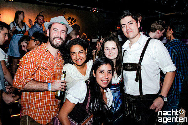 Wer seinen Wiesn-Schatz nicht auf der Theresienwiese gefunden hat, hatte im Gecko Club beim "WiesnSpatzl" nochmal die Chance. Mehr Bilder unter: http://www.nachtagenten.de/gallery/wiesn-spatzl.939503.html