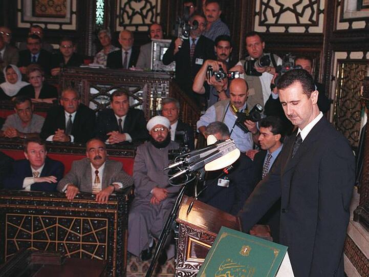 Syriens neuer Präsident Bashar al-Assad (r) leistet am 17. Juli 2000 den Amtseid beim syrischen Parlament in Damaskus.