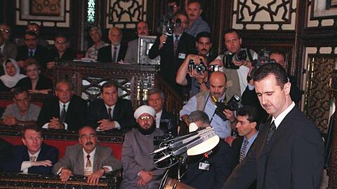 Syriens neuer Präsident Bashar al-Assad (r) leistet am 17. Juli 2000 den Amtseid beim syrischen Parlament in Damaskus.