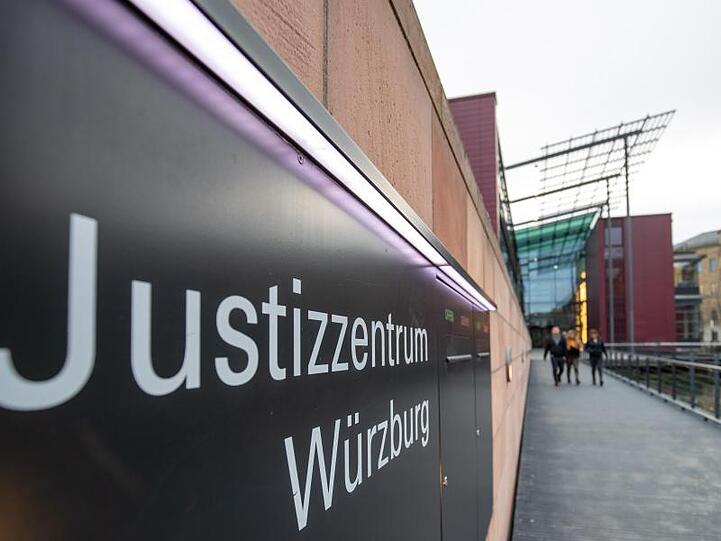 "Justizzentrum Würzburg" steht auf einem Schild im Eingangsbereich zum Landgericht. Foto: Daniel Karmann/dpa/Archivbild