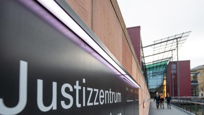 "Justizzentrum Würzburg" steht auf einem Schild im Eingangsbereich zum Landgericht. Foto: Daniel Karmann/dpa/Archivbild "Justizzentrum Würzburg" steht auf einem Schild im Eingangsbereich zum Landgericht. Foto: Daniel Karmann/dpa/Archivbild