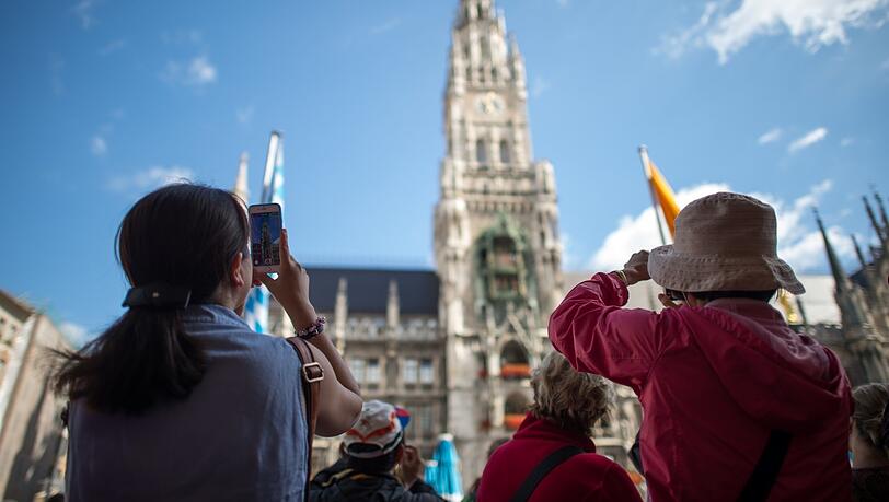 Das Glockenspiel haben viele Touristen schon vor Corona nur durch ihre Smartphones gesehen. Da überrascht es nicht, dass virtuelle Stadtführungen gut gebucht sind.