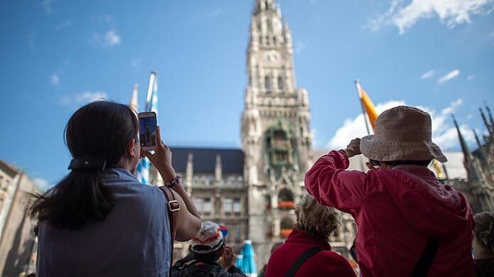 Das Glockenspiel haben viele Touristen schon vor Corona nur durch ihre Smartphones gesehen. Da überrascht es nicht, dass virtuelle Stadtführungen gut gebucht sind.