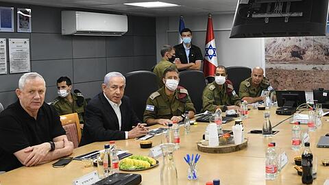 Ministerpräsident Benjamin Netanjahu (2.v.l) und Verteidigungsminister Benny Gantz (l) bei einem hochrangigen Treffen in Beersheba nach den jüngsten Ereignissen im Nahostkonflikt.