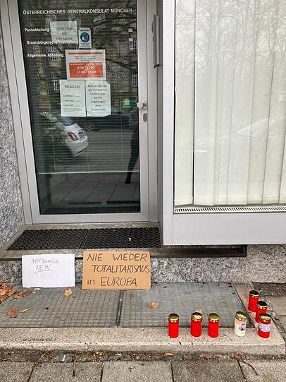In der Spitze versammelten sich 400 Impfgegner vor dem österreichischen Konsulat.