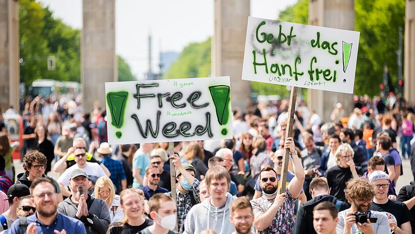 Cannabis-Befürworter bei einer Demo in Berlin. Cannabis-Befürworter bei einer Demo in Berlin.