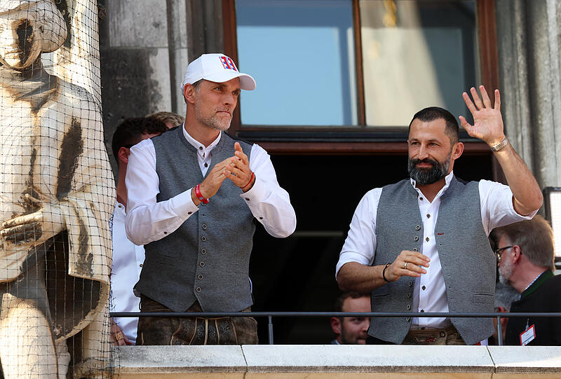 Bayerns Trainer Thomas Tuchel (l) und der scheidende Sportvorstand Hasan Salihamidzic (r) stehen auf dem Rathaus-Balkon. Die Männer des FC Bayern München sind zum elften Mal in Serie deutscher Fußball-Meister, die Fußballerinnen des FC Bayern haben sich ihren fünften deutschen Meistertitel gesichert.