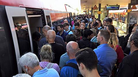 Nach einem Oberleitungsschaden ist der Bahnsteig gerammelt voll. Bei Verspätungen und Zugausfällen können Fahrgäste der S-Bahn München teilweise Entschädigung beantragen.