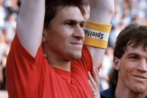 Klaus Augenthaler (l.) und Lothar Matthäus beim DFB-Pokalsieg 1986.