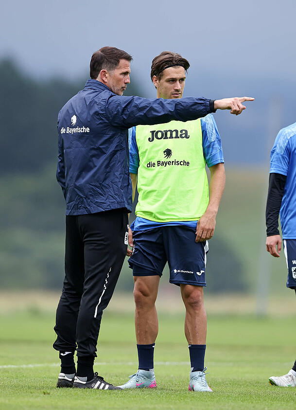 Neu-Löwe Sigurd Haugen mit Trainer Patrick Glöckner. Neu-Löwe Sigurd Haugen mit Trainer Patrick Glöckner.