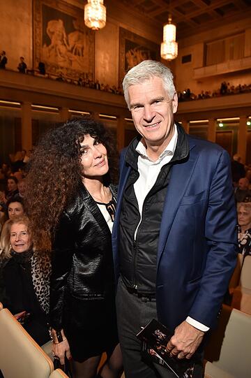 Janine White und Andreas R&uuml;ter beim Konzert von Star-Dirigent Maximilian Haberstock und seinem Jungen Philharmonischen Orchester M&uuml;nchen im Herkulessaal der Residenz: Mit dem Unternehmer ist die Ex-Frau von Jack White seit 2017 verheiratet.