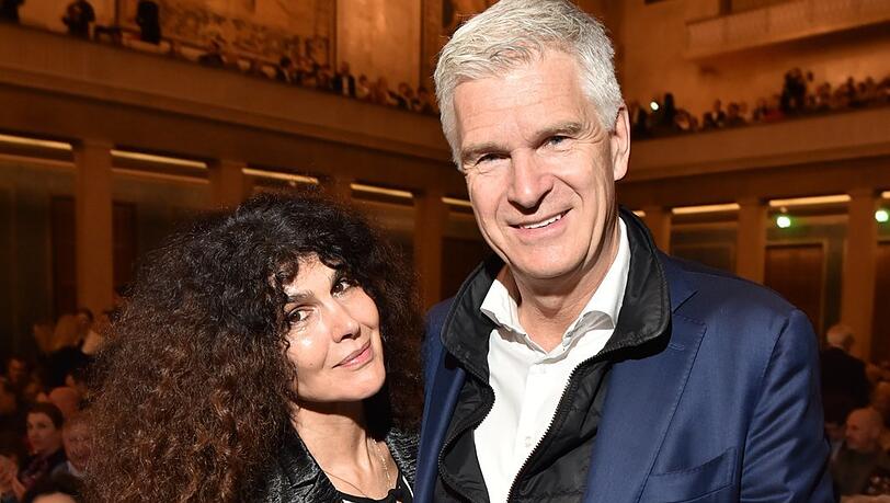 Janine White und Andreas R&uuml;ter beim Konzert von Star-Dirigent Maximilian Haberstock und seinem Jungen Philharmonischen Orchester M&uuml;nchen im Herkulessaal der Residenz: Mit dem Unternehmer ist die Ex-Frau von Jack White seit 2017 verheiratet.