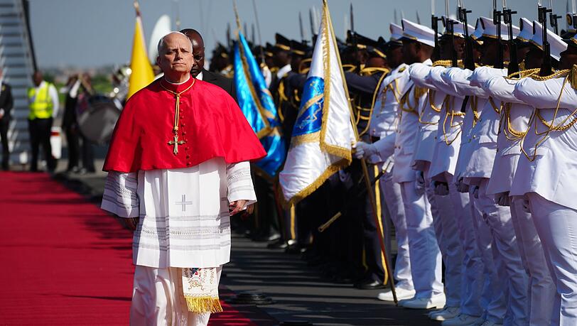 Der Papst bei seiner Ankunft in Luanda.