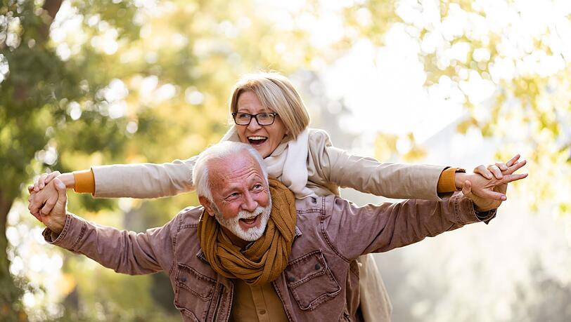 Longevity zielt auf ein gesundes Altern durch Bewegung, gesunde Ern&auml;hrung, ausreichend Regeneration und mentale Gesundheit ab.