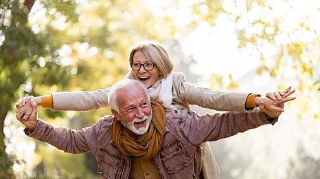 Longevity zielt auf ein gesundes Altern durch Bewegung, gesunde Ern&auml;hrung, ausreichend Regeneration und mentale Gesundheit ab.