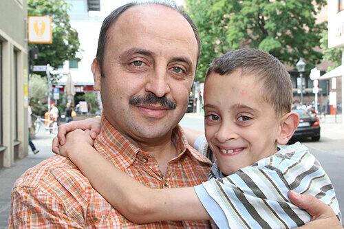 Abdalaziz Dunbok (7) und sein Vater Helmi: Tapfer lächelt der Kleine in die Kamera. Wenn er nicht operiert wird, droht seine Wirbelsäule die inneren Organe zu zerquetschen.