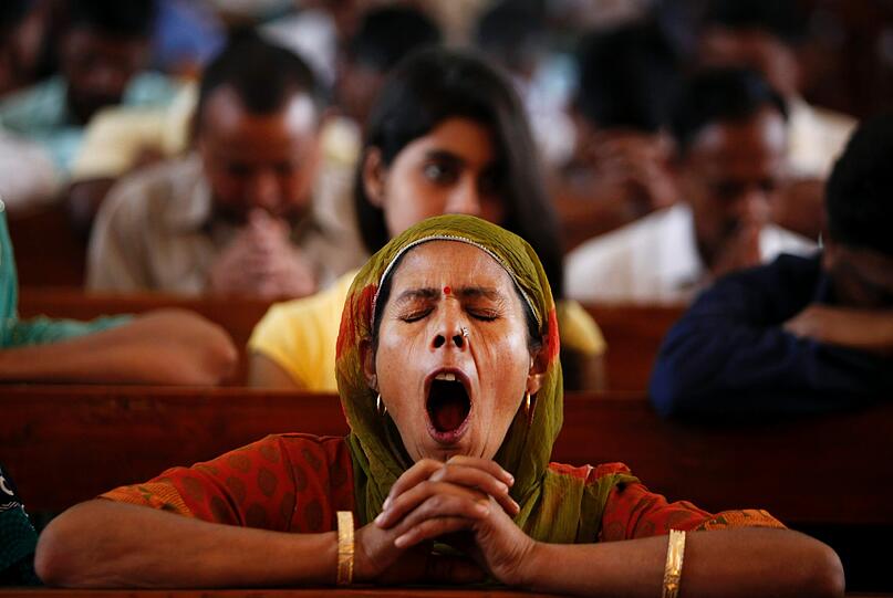 Eine indische Christin während der Predigt am Ostersonntag in Jammu, Indien.