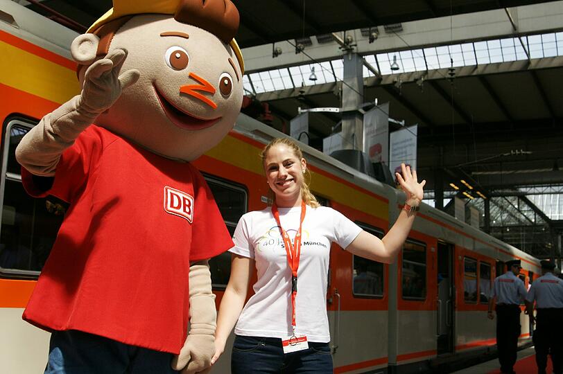 Trommeln auf dem Bahnsteig, 1000 Münchner Feiernde und die alte S-Bahn von 1972: Anlass für das Fest am Samstag war das S-Bahn-Jubiläum.