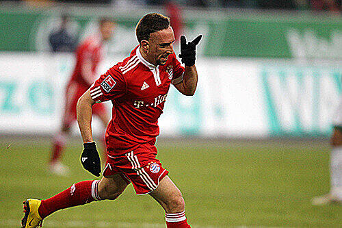 FRANCK RIBÉRY: NOTE 2. Neue Rolle für den Franzosen: Weg vom Flügel, eher halblinks. Das behagt ihm nicht so sehr. Bereitete das 2:0 durch eine herrliche Ballan- und weiternahme zu Mandzukic gekonnt vor. Ein Pep-Tor nach Maß.