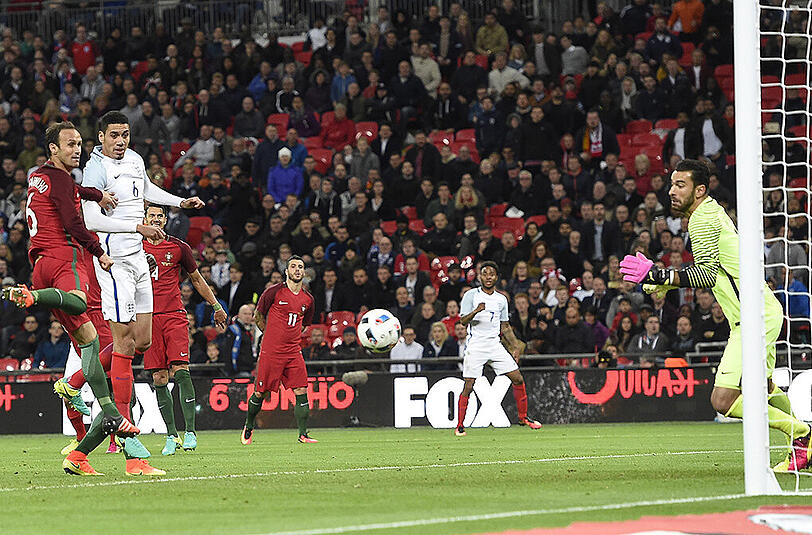 Chris Smalling von FA-Cup-Sieger Manchester United erzielt per Kopf das Siegtor für die Engländer.