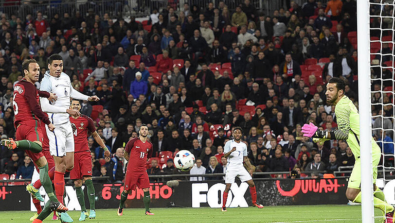 Chris Smalling von FA-Cup-Sieger Manchester United erzielt per Kopf das Siegtor für die Engländer. Chris Smalling von FA-Cup-Sieger Manchester United erzielt per Kopf das Siegtor für die Engländer.