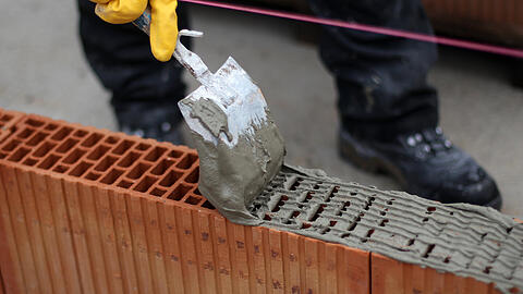 Arbeiter auf einer Baustelle. Wegen des starken ersten Halbjahrs wird 2017 nach Einschätzung von Experten als Boomjahr in die deutsche Arbeitsmarktgeschichte eingehen.