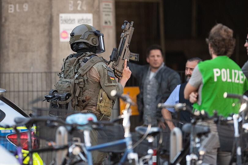 Ein Spezialeinsatzkommando stürmte die Apotheke, verletzte den Geiselnehmer durch Schüsse schwer und befreite die Geisel, die leichte Verletzungen erlitt. Eine weitere Person im Schnellrestaurant erlitt einen Schock.