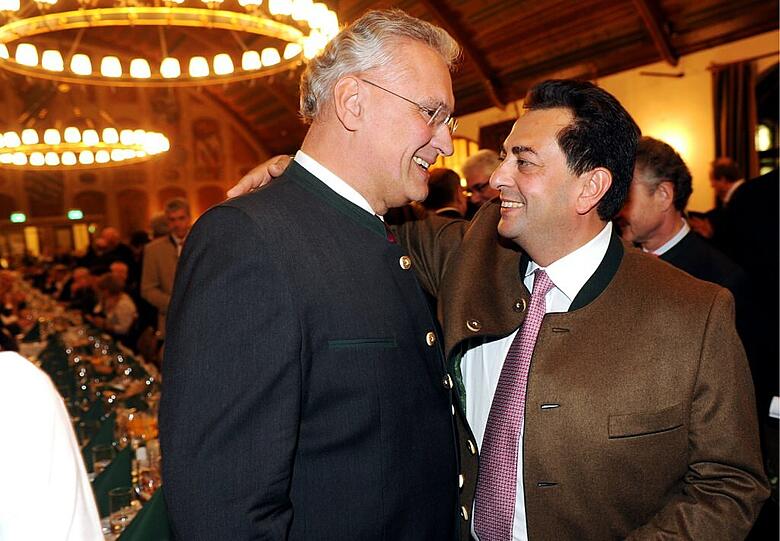 Bayerns Staatsminister des Inneren, Joachim Herrmann (li.), mit Stavros Konstantinidis, Präsident der deutsch-griechischen Wirtschaftsvereinigung
