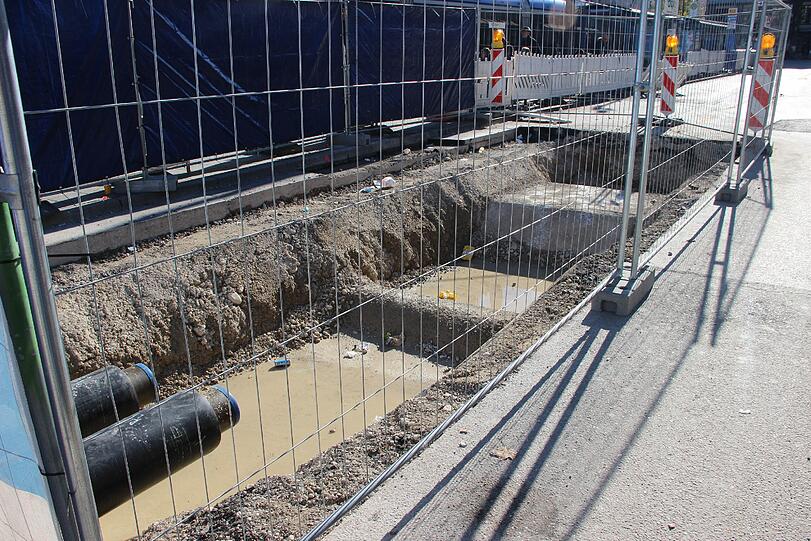 Erste Baugruben sind am Vorplatz des Münchner Hauptbahnhofs zu sehen