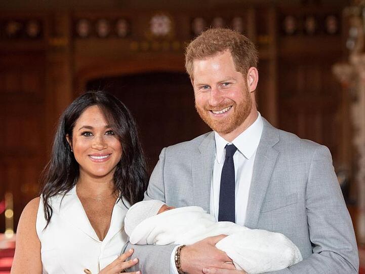 Prinz Harry und Meghan mit Sohn Archie in der St. George's Hall im Windsor Castle.