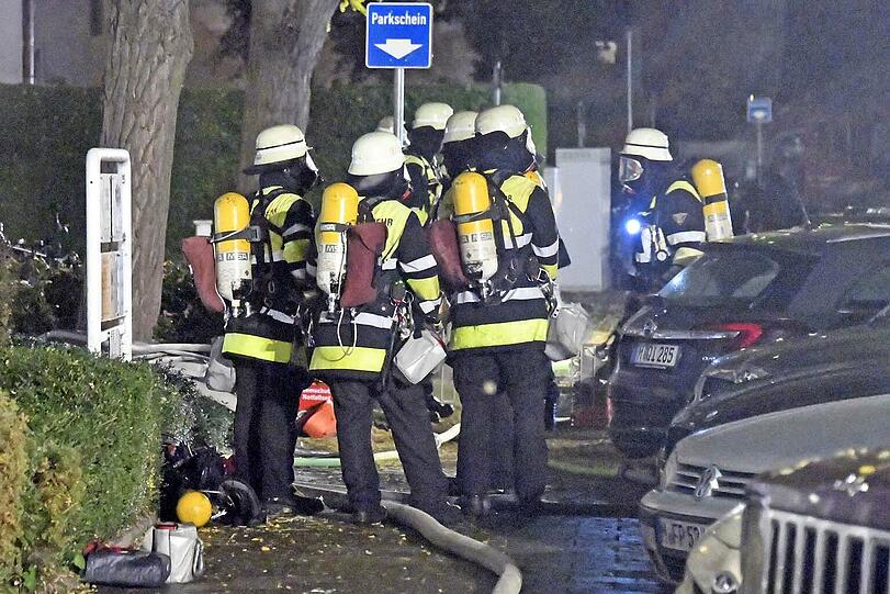 Der Kellerbrand in der Karwendelstraße hielt die Feuerwehr stundenlang in Atem. Bilder vom Einsatz am Samstagabend.